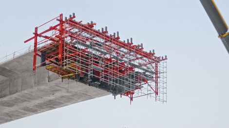 Pour la construction du pont autoroutier près de Tarnow, l'équipe est parvenue à des cycles de 4 à 5 jours grâce à une solution mécanique facile d'emploi. Simultanément, elle a pu respecter les tolérances très faibles des variations des sections transversales.