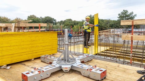 L'ancoraggio SKY universale consente di armare in sicurezza dall'alto e offre un punto di ancoraggio per una persona con dispositivi di protezione individuale. 