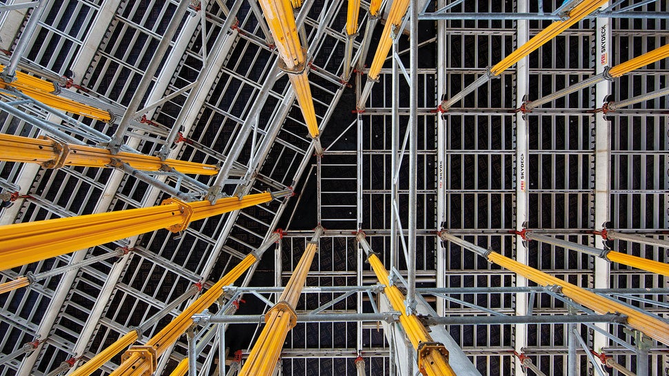 SKYDECK系统不仅能够加快模板工程的施工速度，也为施工提供了顶级的安全保障。