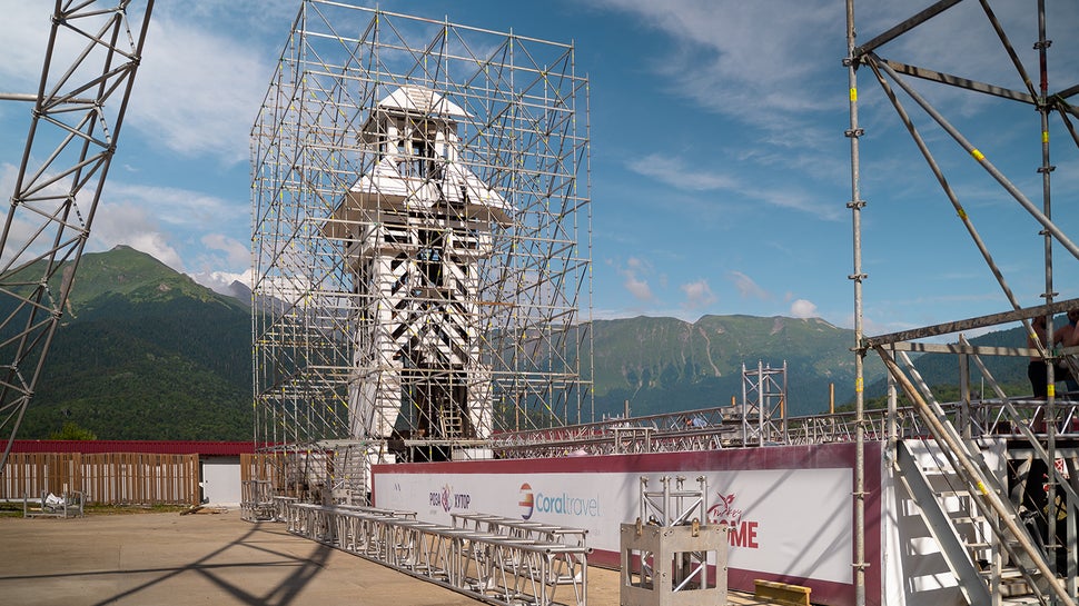 Леса PERI позволили аккуратно обустроить башни и вписались в строго заданные габариты. 