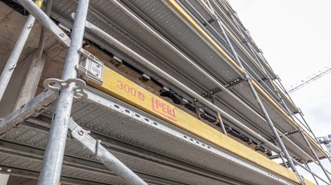 Системните елементи от скеле PERI UP Easy се монтират на принзипа "гравитачно заключване", което прави монтажа изключително бърз и безопасен