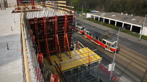 Bednění MAXIMO, vzepřené rámy ze závor SRU a podpěrných vřeten, na podpěrné konstrukci ze systému PERI UP Rosett.