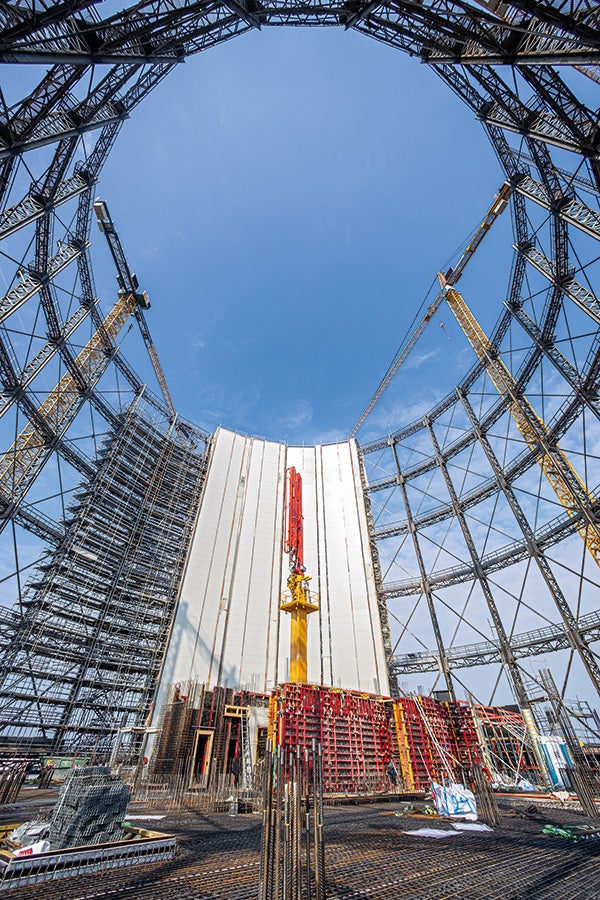 Das 75 m hohe historische Stahlgerüst des Industriedenkmals wurde sandgestrahlt und mit Korrosionsschutz versehen.