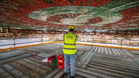 Работната площадка е обезопасена по периферията с парапети по горно и долно перило в комбинация с бордове от стомана в сигнално жълт цвят