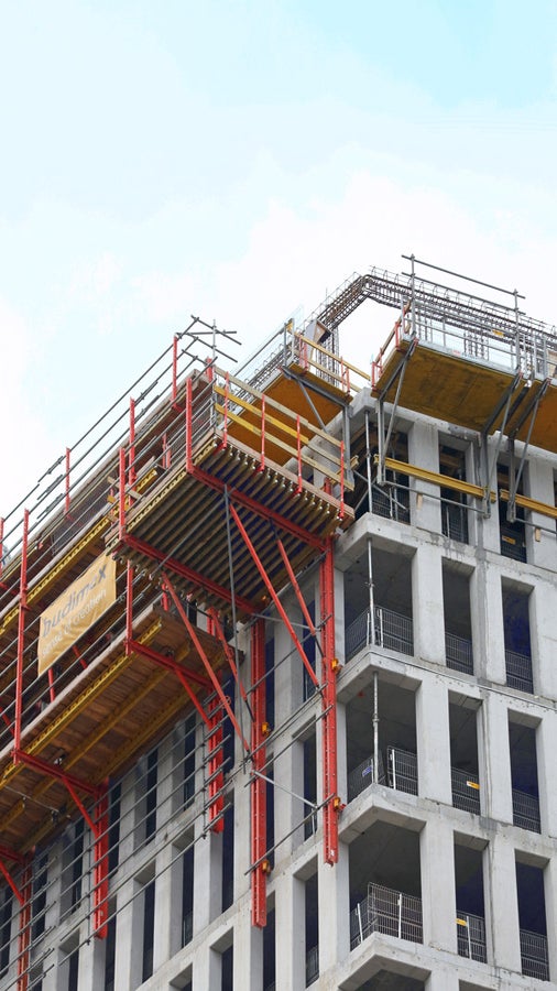 Wysuwnica PERI RCS idealnie spełniła swoje zadanie: materiał nie zalegał w obrębie stanowisk roboczych i był sprawnie transportowany na kolejne kondygnacje. 