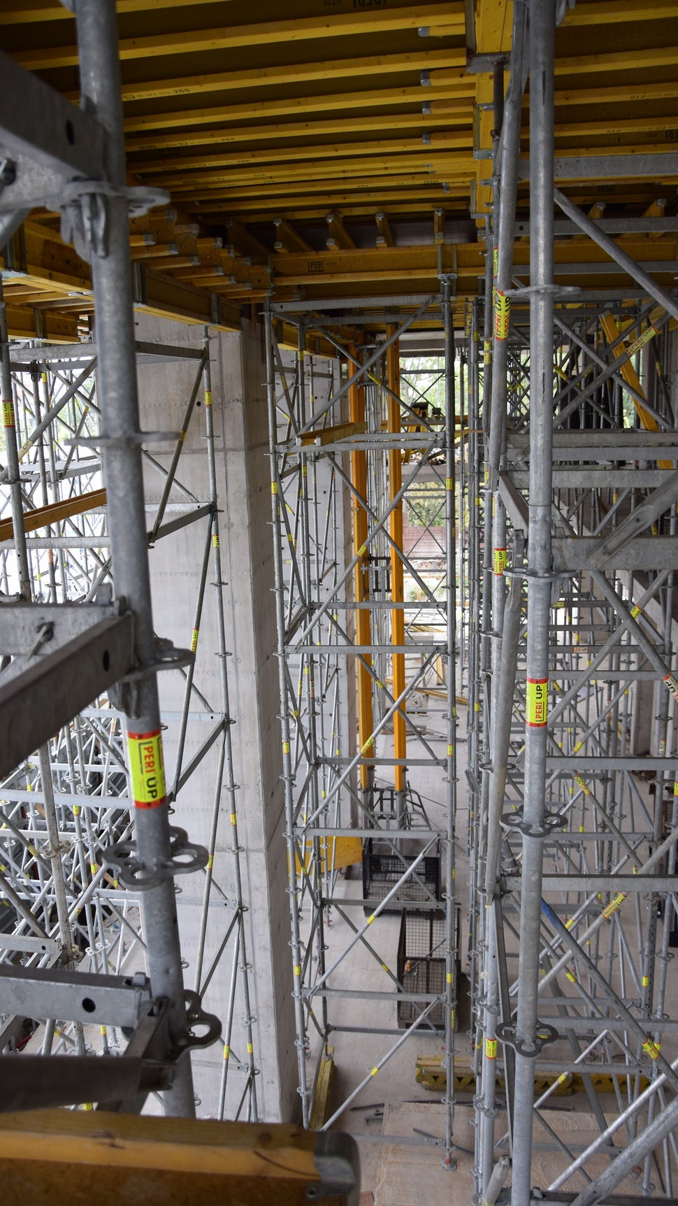 Подпорно скеле PERI Up Flex при кофриране на плочата в атриума с к. +8.60. Кулите достигат до височина 8.00м.