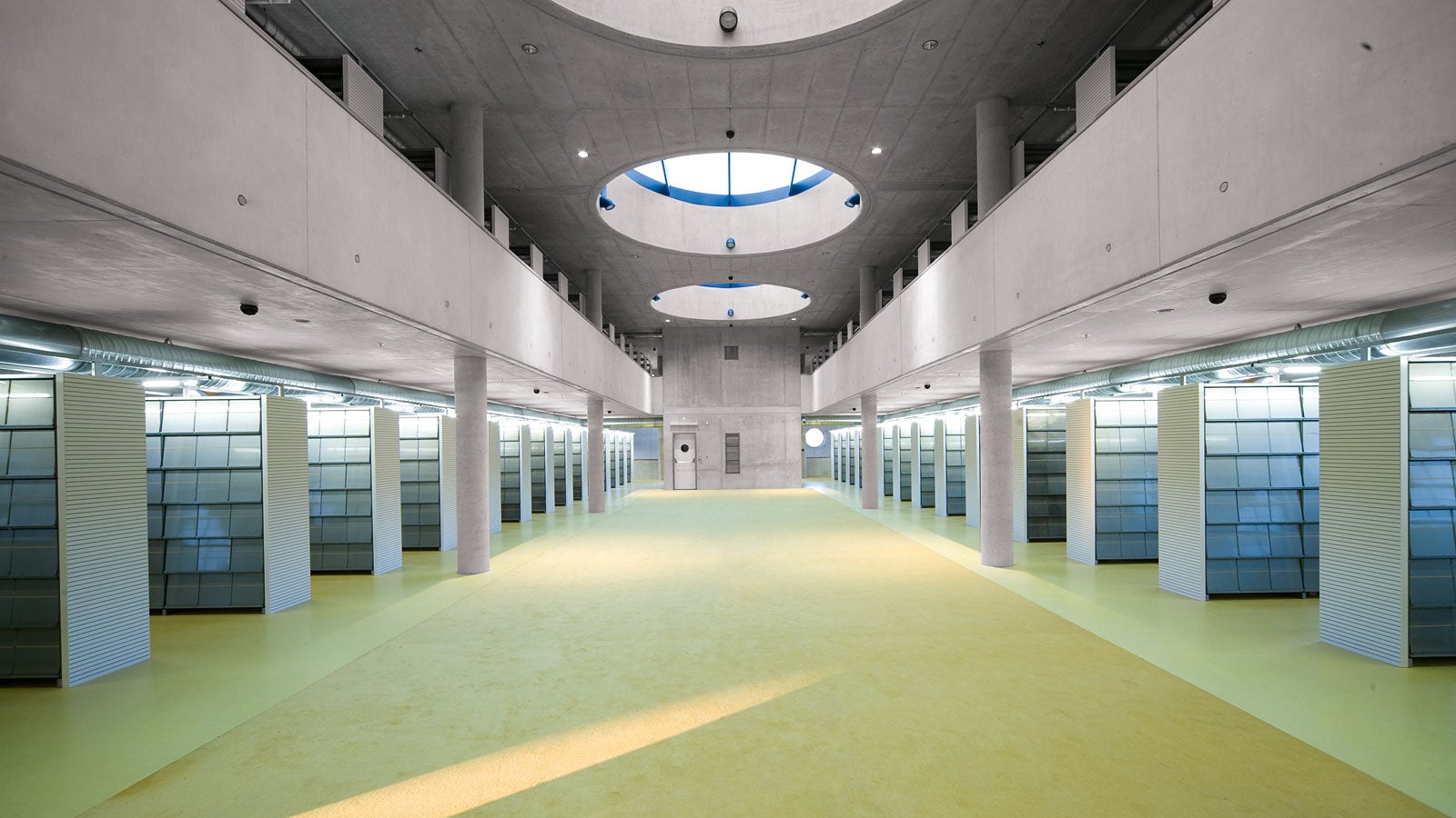 Architektonický návrh vnitřního prostoru stanovil předem jasné linie a uspořádanou strukturu stavebních prvků.