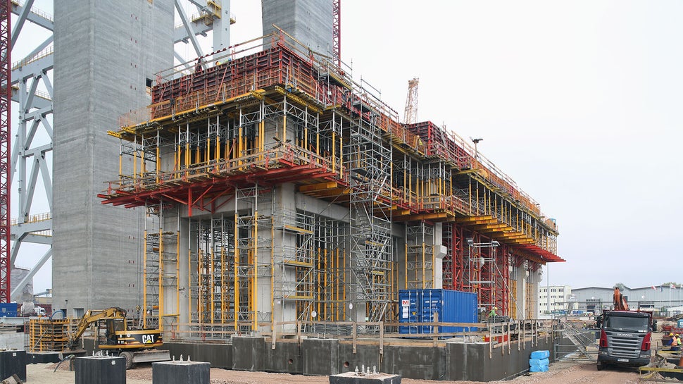 Widok podparcia przygotowanej do betonowania górnej płyty maszynowni.