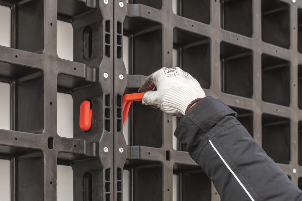 Utilisation simple et silencieuse, sans marteau : un seul connecteur principal pour tous les éléments