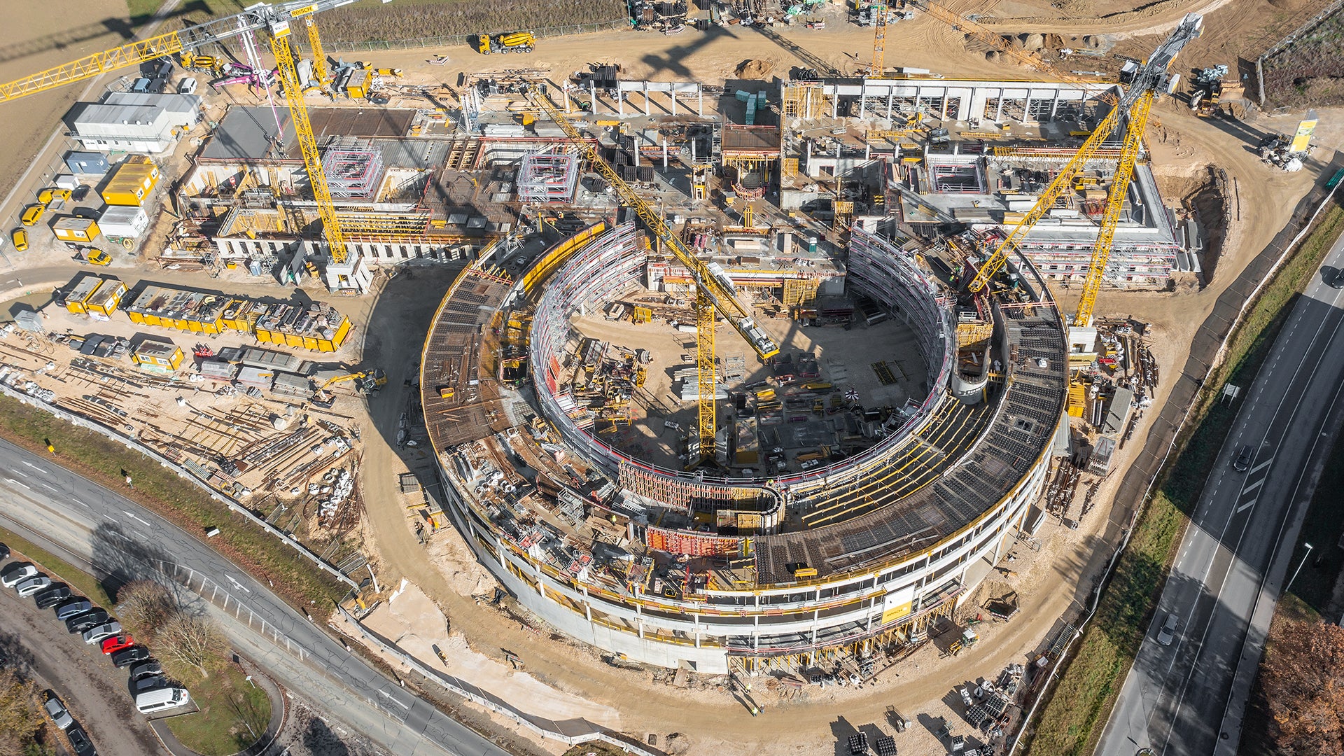 Das markante, kreisförmige Schulgebäude mit dem nördlich angeschlossenen Gebäuderiegel war 2023/2024 die größte Baustelle im Landkreis Sigmaringen.