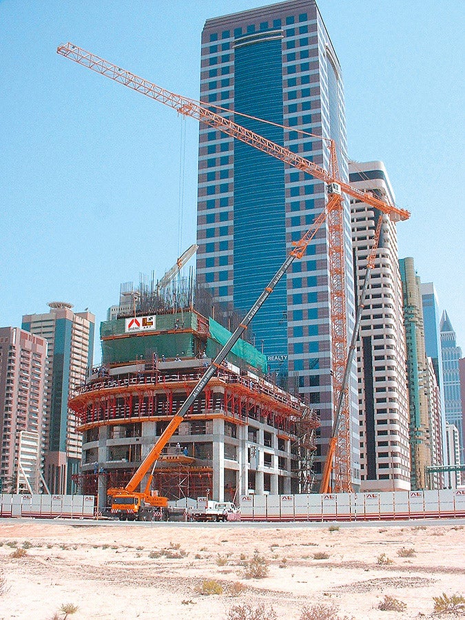 Using ACS self-climbing technology, the VARIO girder wall formwork for the rectangular core climbed crane-independently from storey to storey.
