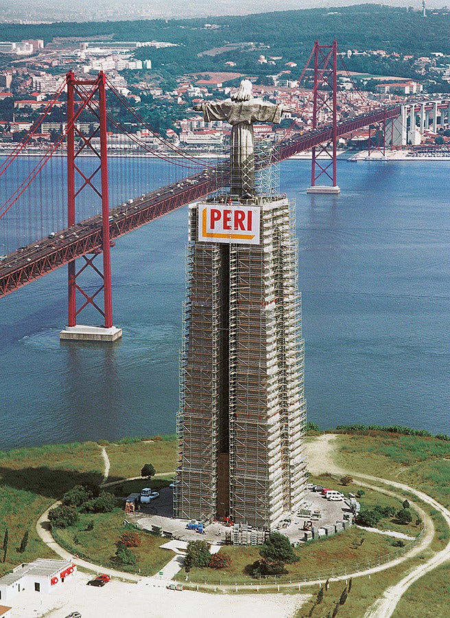 在 Rio Tejo市， 28米高的耶稣雕像安装在81米高的基座建筑上