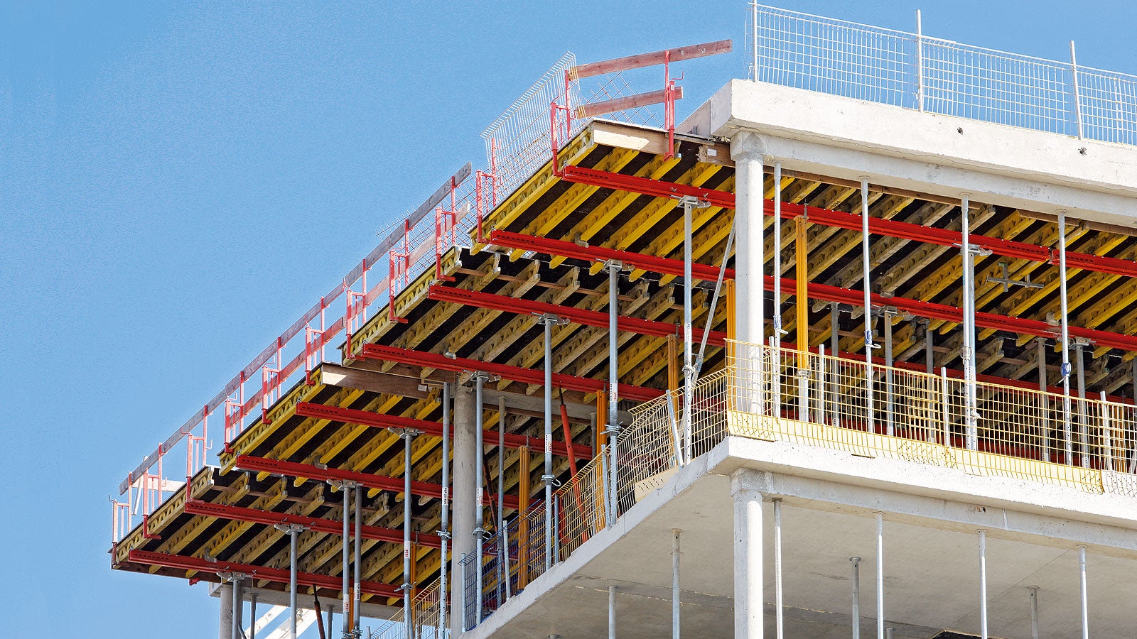 The slab tables with SRU steel walers serving as main beams are the perfect supplement to the VT table modules at the slab edge. With a construction height of 36 cm, less storage and transportation capacity is required.