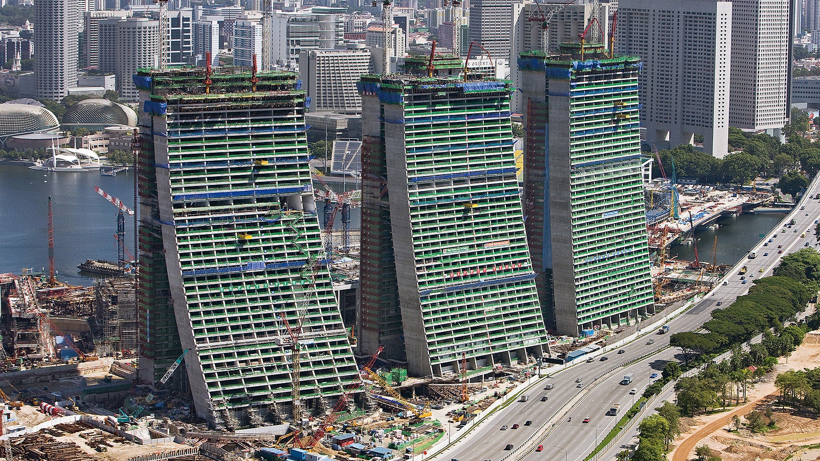 The individual building elements differ in terms of the base width, curvature radius and lateral offset dimension, while the individual floors are also offset from one another in a longitudinal direction.