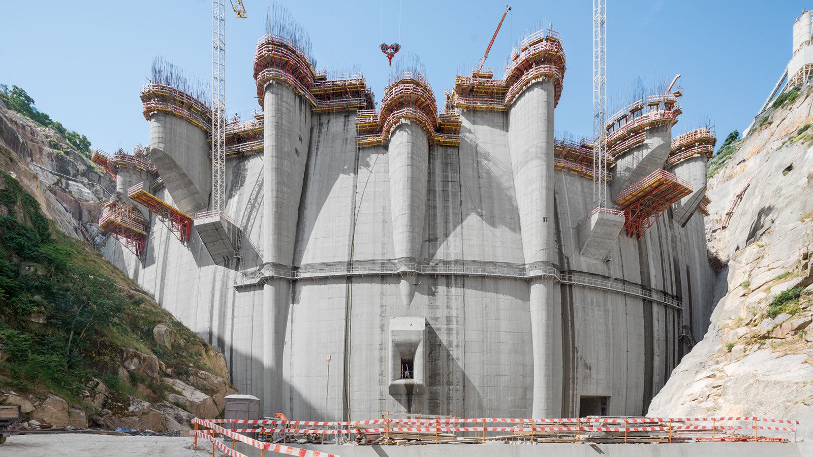 PERI supplied a project-specific formwork and scaffolding solution and supported with comprehensive engineering services for the construction of the 108-m-high complex dam on the River Tua in Portugal.
