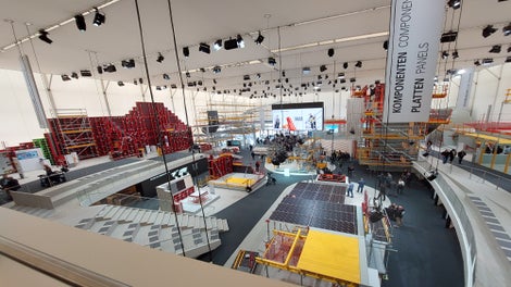 PERI à la bauma 2022 : la bauma s’est tenue fin octobre 2022 à Munich, après 3 ans ½ d’absence. Le groupe PERI y était à nouveau présent avec un hall de 4 400 m2 permettant d’exposer un très grand nombre de ses systèmes de coffrages, échafaudages et étaiements. (Photo : PERI France)<br/>