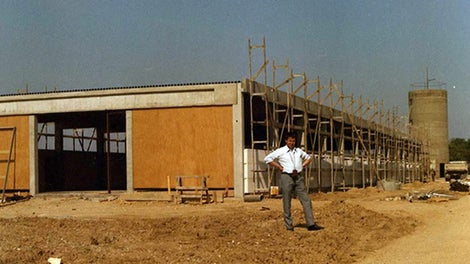 <p>Na tvorničkom zemlji&amp;scaron;tu povr&amp;scaron;ine 6.000 m&amp;sup2; u Wei&amp;szlig;enhornu gradi se<br /><br/>prva proizvodna hala.</p><br/>