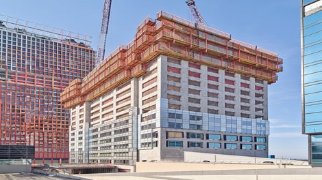 Tour Mirabeau à Marseille : une tour de 21 étages réalisée en espace contraint à Marseille. 1 000 m2 de coffrage de dalles SKYMAX, 1 600 étais de séchage MULTIPROP, des protections de façade LPS et des systèmes grimpants à crémaillère RCS ont été utilisés pour ce chantier de 10 mois. (Photo : PERI SE)<br/>