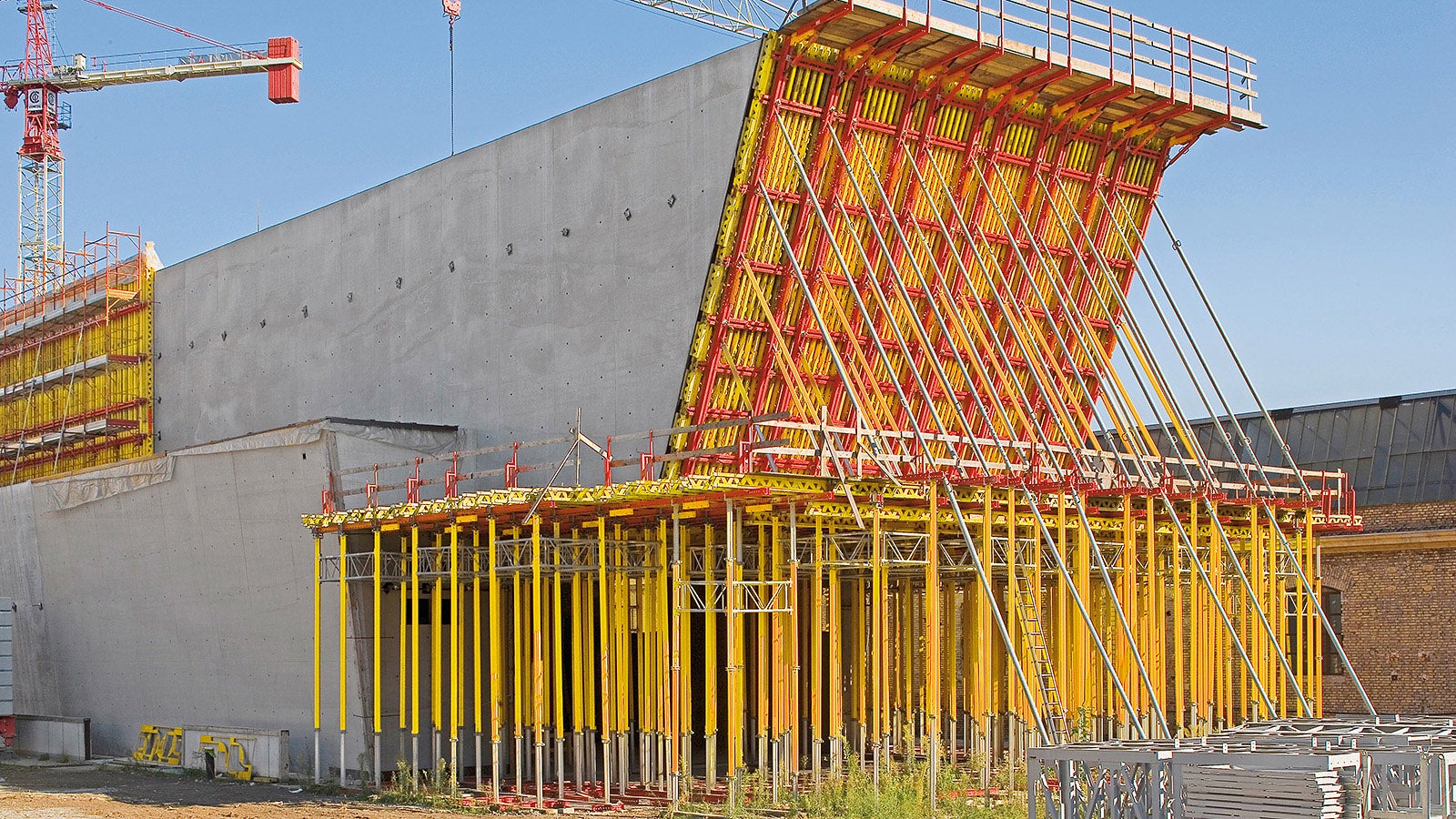 Ottima finitura superficiale del calcestruzzo a vista tramite le unità di cassaforma modulari PERI VARIO con rivestimento di pannelli PERI FIN-PLY MAXI
