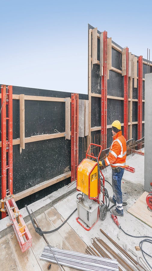 RCS防护屏单元使用液压千斤顶进行顶升，不依赖吊车。该系统使用轨道定向，在整个顶升过程中，防护屏单元通过爬靴可靠地固定在建筑结构上。