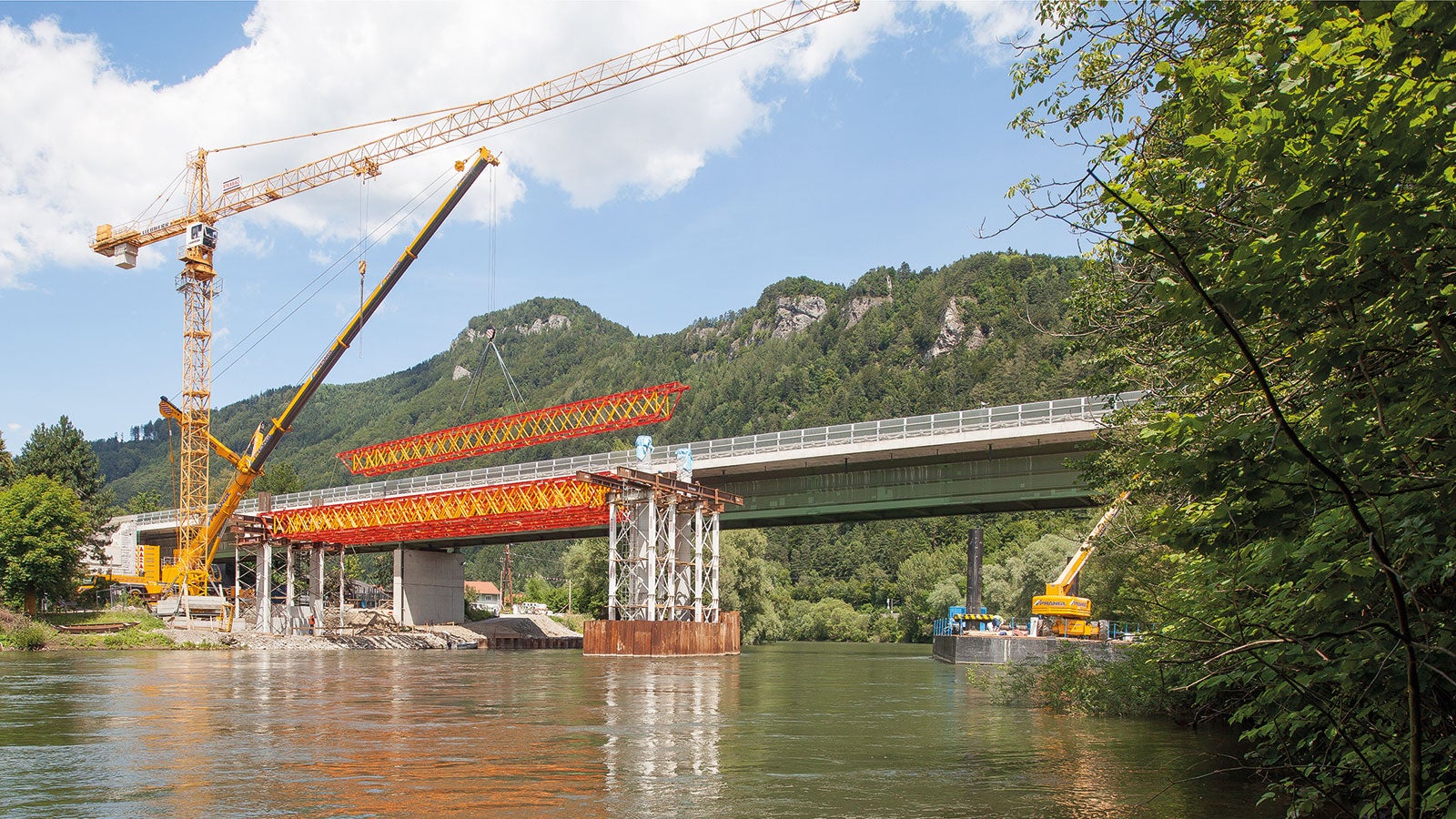Para a construção da ponte Mur perto de Frohnleiten, a nova treliça pesada VARIOKIT da PERI estabeleceu novos padrões em operações de escoramento.