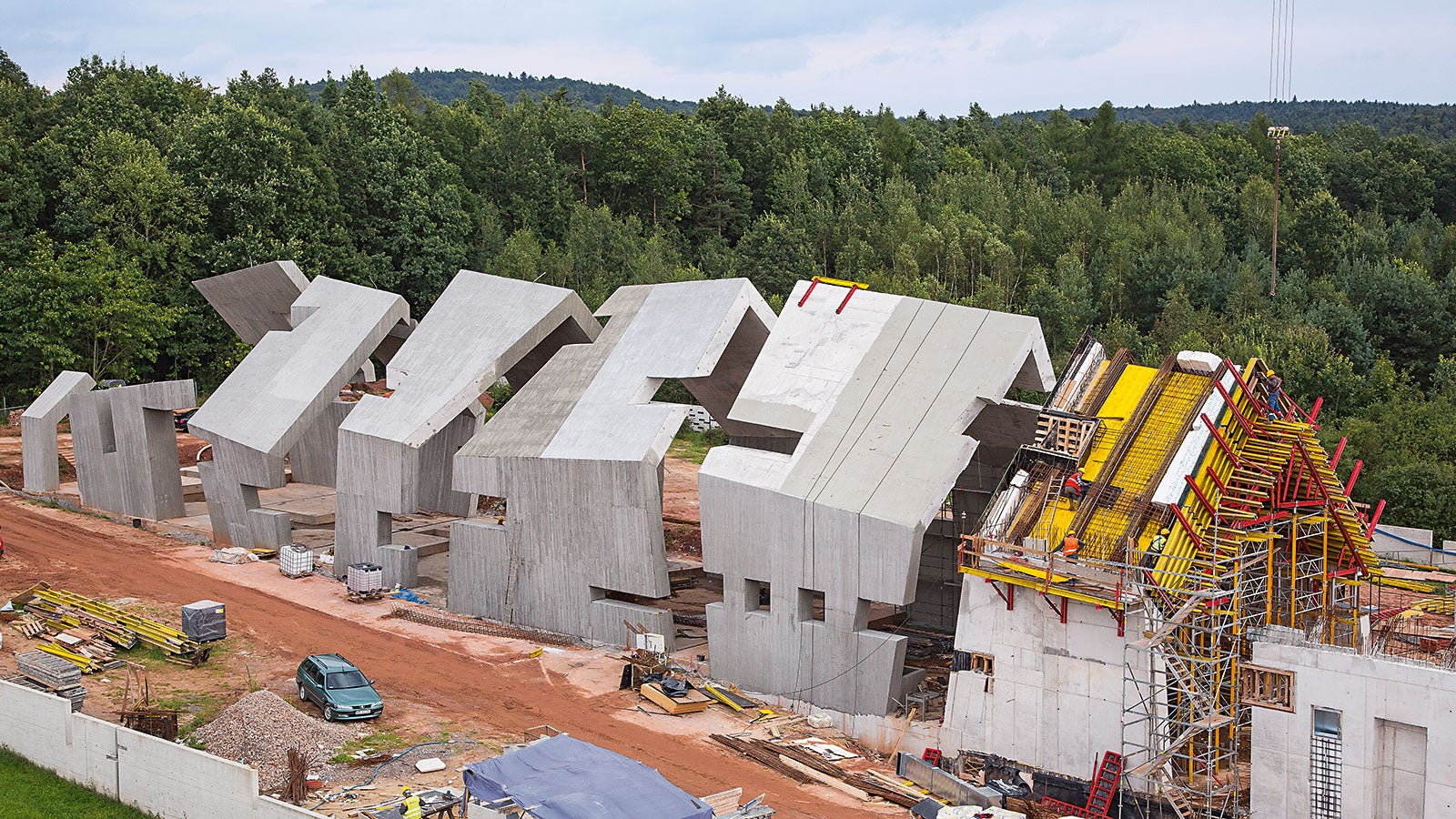 The museum shape symbolizes a traditional village hut, which gradually crumbles into dust. Numerous offsets and inclined surfaces characterize the complex structure. PERI engineers developed a customized formwork concept in order to carry out the project with a minimum quantity of special formwork.