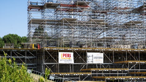 In addition to the elements of the PERI UP Scaffolding Kit, VT girders and 3-ply plywood were used to form various platforms, while SRU steel walers and tie rods were applied for anchoring the scaffolding to the counterweights. (Photo: PERI SE)<br/>
