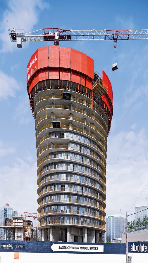 The Climbing Protection Panel can be used in a line also with protruding and recessed slab edges. For this, the supporting components are used together with horizontal RCS Climbing Rails.