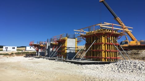 Изграждане на първи такт на стълбовете с кофражна система VARIO