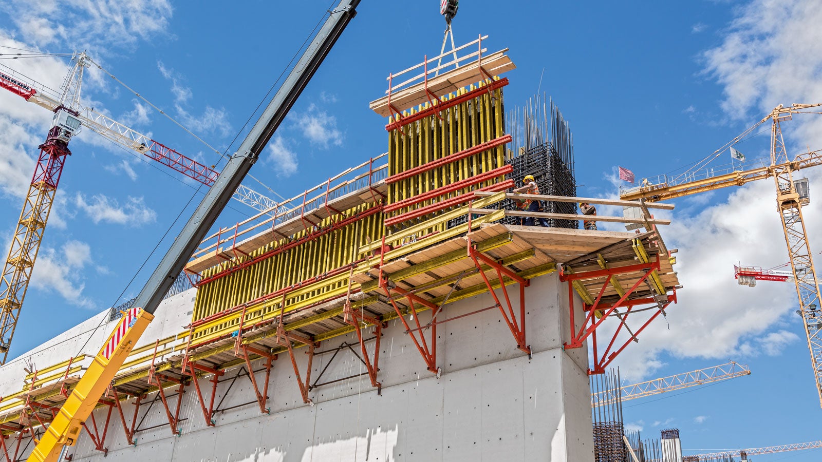 At larger heights, CB climbing brackets serves as platforms systems for the wall formwork. In order to fulfil the architectural concrete requirements, a special anchoring solution has been used.