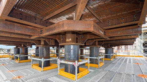 没有绊脚障碍的作业平台：使用PERI UP FLex系统化组件，以25厘米为模数、不需要施工单位自备扣件，能够灵活地进行改装。