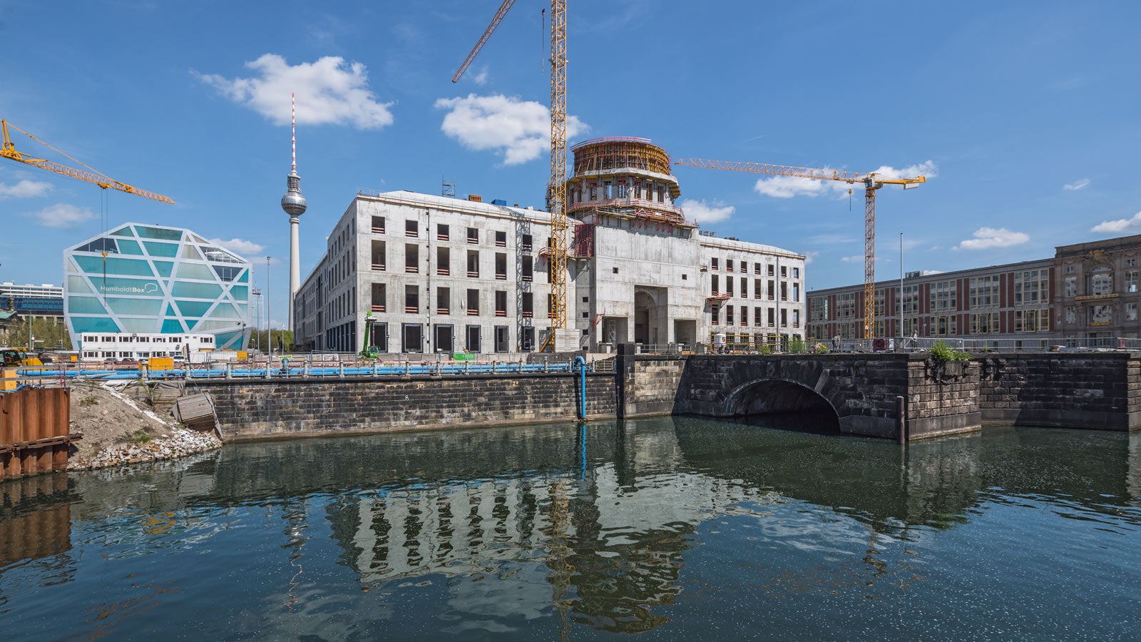 Aufgrund der PERI Lösung mit außenseitigen CB Kletterbühnen war kein Fassadengerüst für die Rohbauarbeiten notwendig. Für die runden Stahlbetonwände der Kuppel wurde die RUNDFLEX Rundschalung zusammen mit FB 180 Faltbühnen eingesetzt.