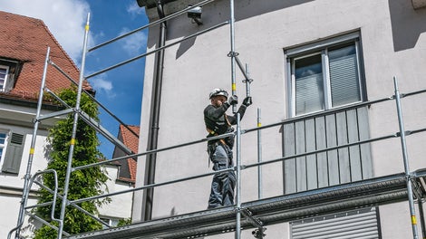 EASY框架中下一平台的防护栏，在低一层的平台上安装，每当施工人员进入下一平台时，已经是完全由护栏保护的状态。此外，例如集成的踏脚板防上翻设计，也有利于安全施工。