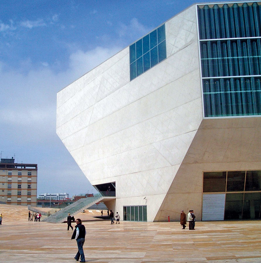 The architectural concrete building resembles a crystal whose shape develops from the inside out with the concert hall itself forming the heart of the structure. The concrete shell encloses a stack of room cubes and stretches around these as well as the intermediate spaces like a skin. (Photo: A. Minson, The Concrete Centre)