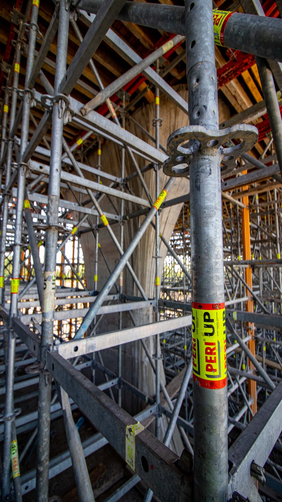  PERI UP Flex e сигурна основа за работа с кофражни маси, дори при големи височини, защото може да се приспособи към геометрията и изискванията за натоварване на всеки обект