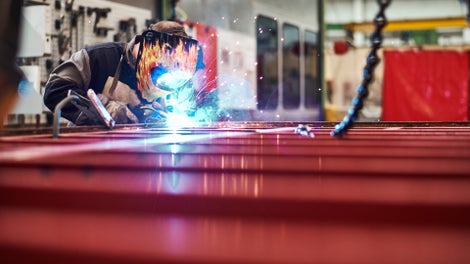 PERI Systeme sind für eine lange Lebensdauer ausgelegt. Bei Rahmenschalungen z. B. lassen sich selbst stark beschädigte Elemente nach der Reparatur und mit einer neuen Schalungsplatte belegt für unzählige weitere Einsätze nutzen. 