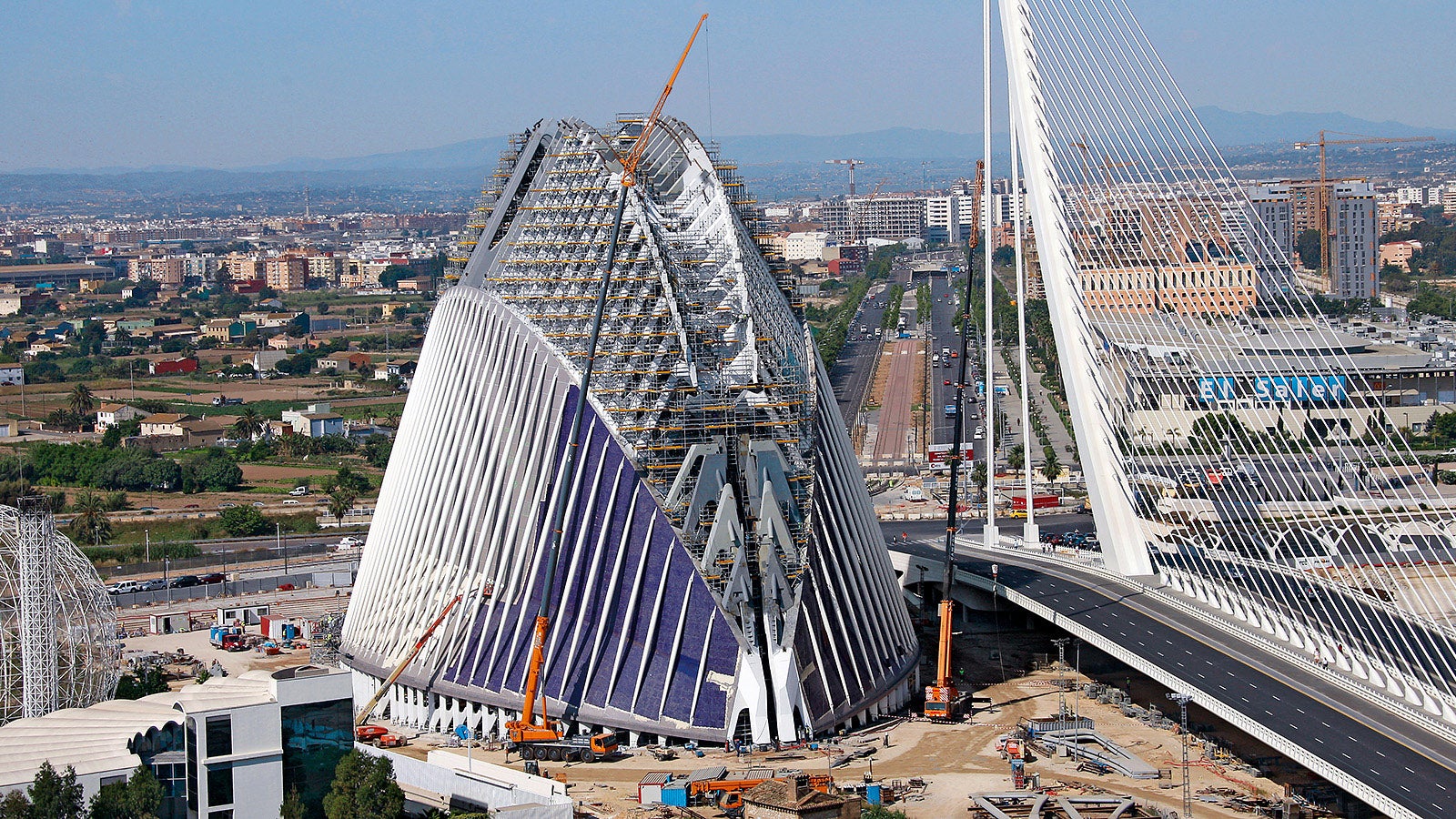 Buildings from Santiago Calatrava are characterized by their elegant sculptural designs – the Edificio Ágora continued this tradition.