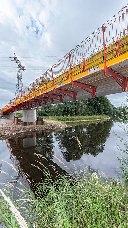 VARIOKIT Římsová konzola VGK s uzavřenou pracovní plošinou je ideálním řešením jak pro sanační práce tak i novou výstavbu.
