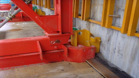 Les sabots d'accrochage et les types d'ancrage des plates-formes ACS sont minutieusement optimisés pour répondre aux besoins spécifiques de chaque projet. Que ce soit pour prendre en compte la charge, l'épaisseur des voiles ou la résistance du béton exigée, ces éléments sont soigneusement ajustés pour assurer une performance optimale. Cette personnalisation garantit une sécurité maximale et une efficacité accrue sur chaque chantier.<br/>