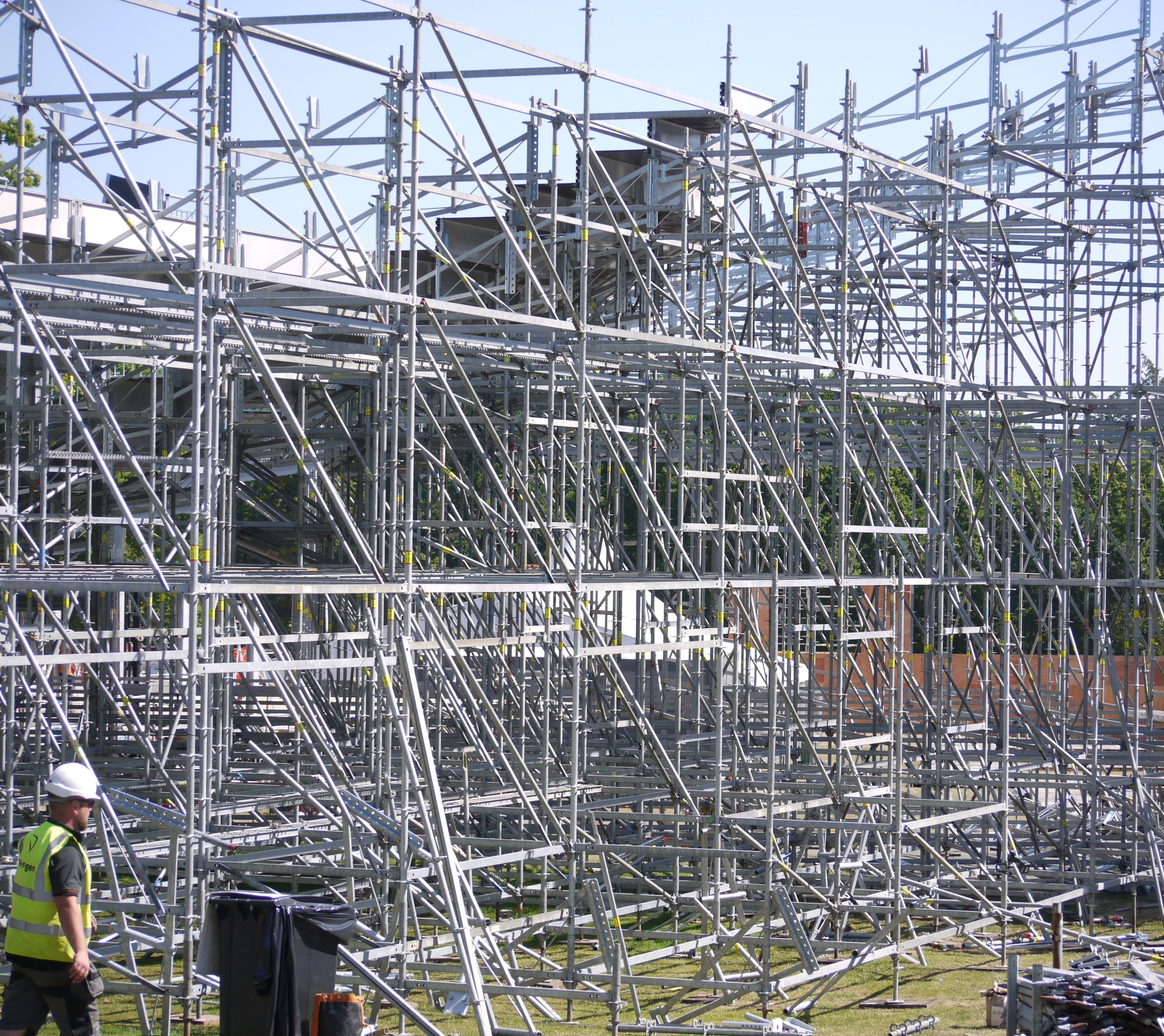 PERI UP Flex’s built-in safety components accelerated assembly time, demonstrating its effectiveness for building large temporary structures.